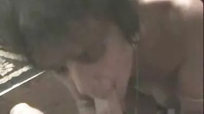 Slim lass kommer att fuska mogen svensk fitta på killen framför och är inte blyg