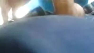 Killen knullar fitta på film Onanerar flicka och gör det på video