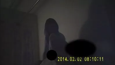 Partner gnuggar kuk på trosor av vacker ung rakadfitta kvinna