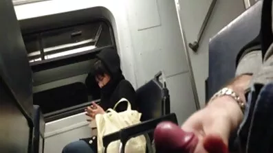 Han knullar en bunden tjej fitta film i en doggy position och cums Cum i hennes fitta