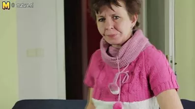 Det går inte att motstå spänningen tjej knullar sig själv rakadfitta i fittan