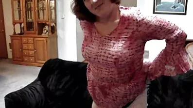 Kåt Mormor kåt fitta fingering själv fitta med vibrator