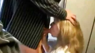 Genom hål i väggen chick stor fitta porr smeker svart kuk