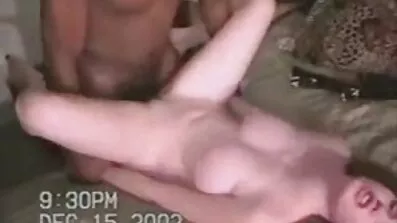 Hanen sprider flickan elegant för en blowjob och sätter håriga kåta fittor in henne i halsen