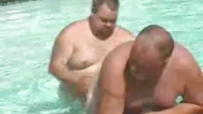 För att tjäna pengar kåta gamla fittor kille knullar penis i en äldre kvinna