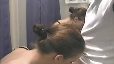 Choklad har kul på en vit visa fitta film kuk och cums