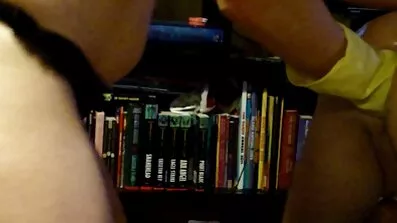 Cool hane shoves hans svensk hårig fitta kuk ner hans flickväns hals