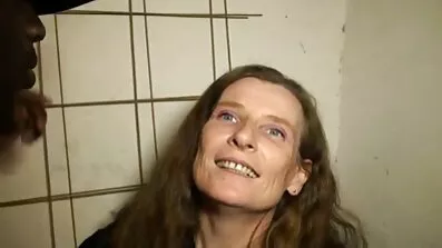 Sötnos i en orange mössa porr fitta arrangerar en mycket djup avsugning