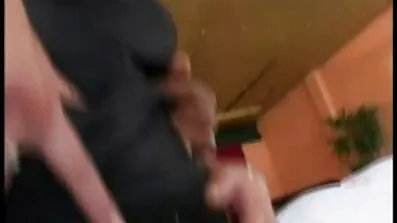 Kuk suger av en kuk stående tjej med porr fitta piercingar i tungan