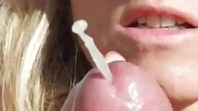 Saftiga busty blond gav svart man och hade en orgasm gratis fitta