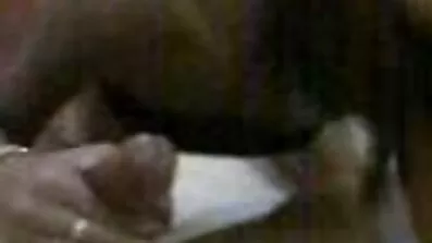 Charmig blond tjej nöjd killen med en avsugning sexiga fittor
