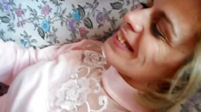 Med sin vulgära mun, kvinnan fitta på film sög kuk samt