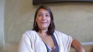 Hon smeker flickan i hennes underkläder med fingrarna och unwraps att knulla gratis fitta