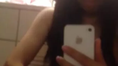 Skinn Sötnos sötnos ung kåt fitta blir knullad av en rosa vibrator på sängen