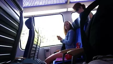 Mörkhårig tjej överlämnade sig till en man utan förlägenhet mogna fittor