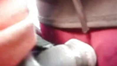I ett stort sovrum Letar en av tre kvinnor kåt fitta efter